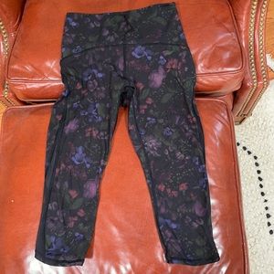 Lululemon size 4 floral Capri pant with mesh side